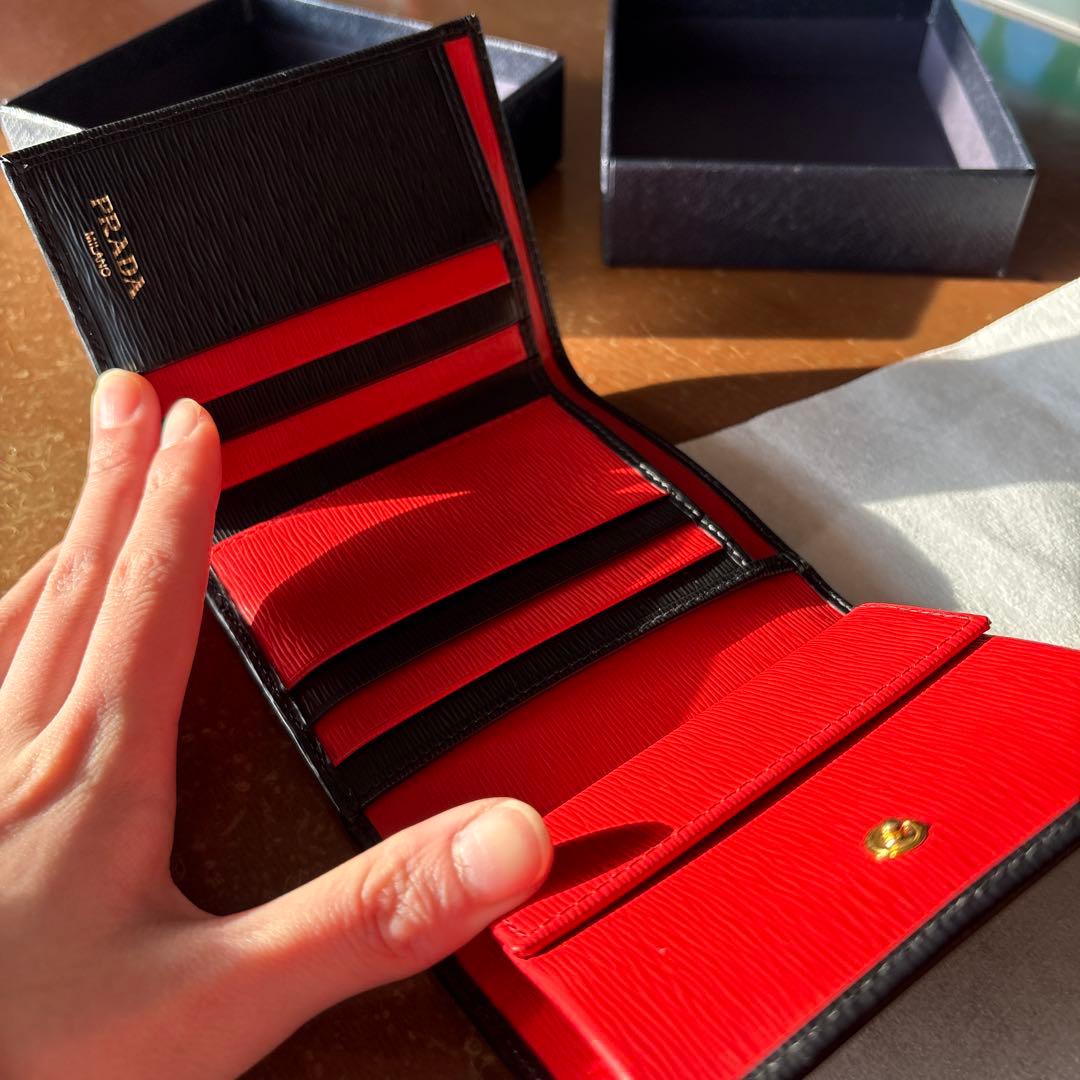 【新品】PRADA 三つ折財布 黒 赤 メンズ エピレザー