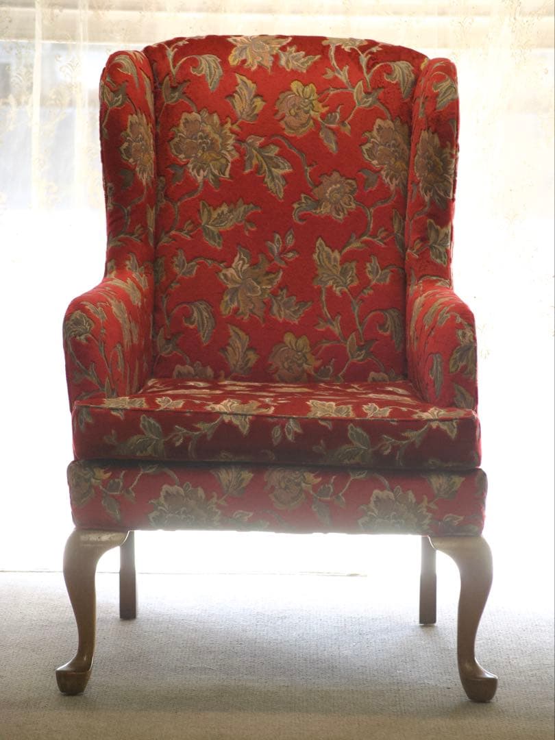 赤い花柄のクラシカルなウィングバックチェア。存在感がありインテリアのアクセントに