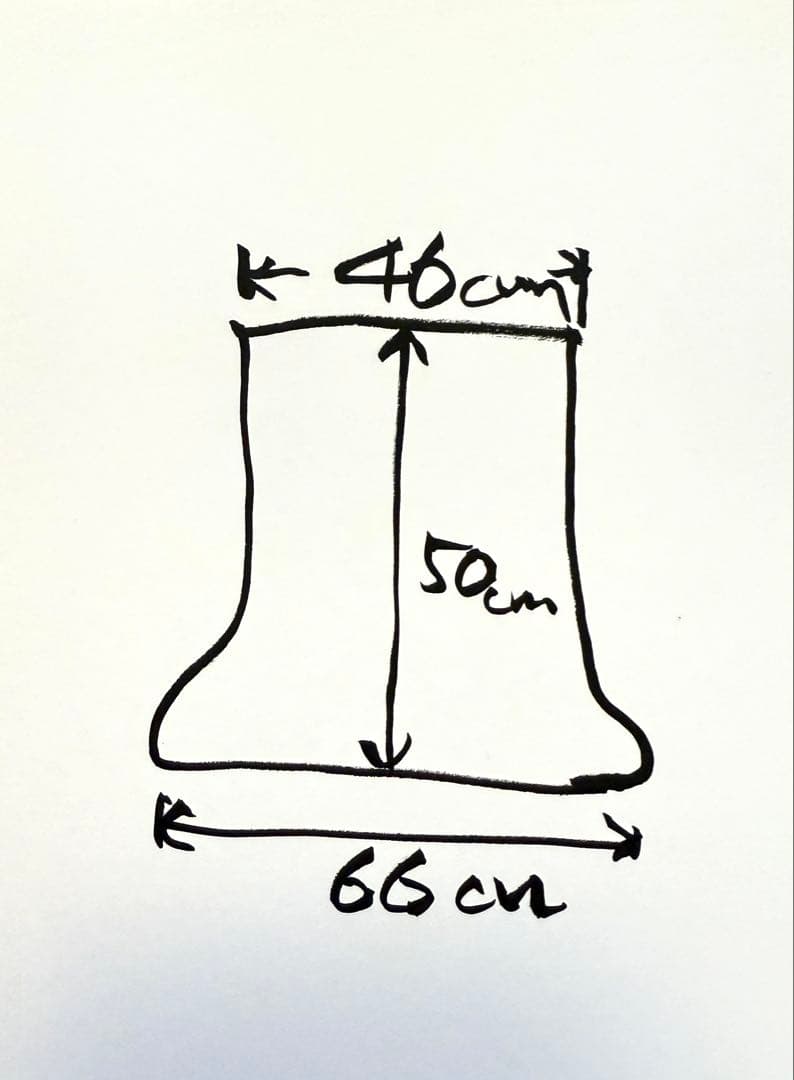 赤い花柄のクラシカルなウィングバックチェア。存在感がありインテリアのアクセントに