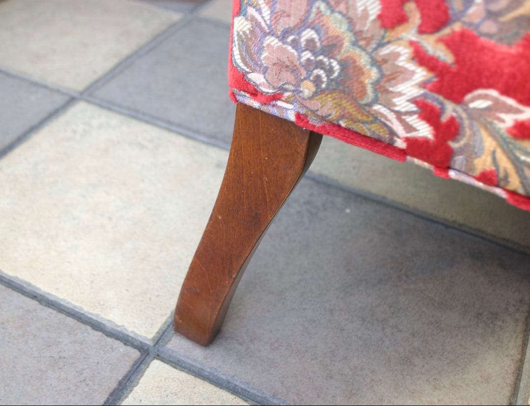 赤い花柄のクラシカルなウィングバックチェア。存在感がありインテリアのアクセントに