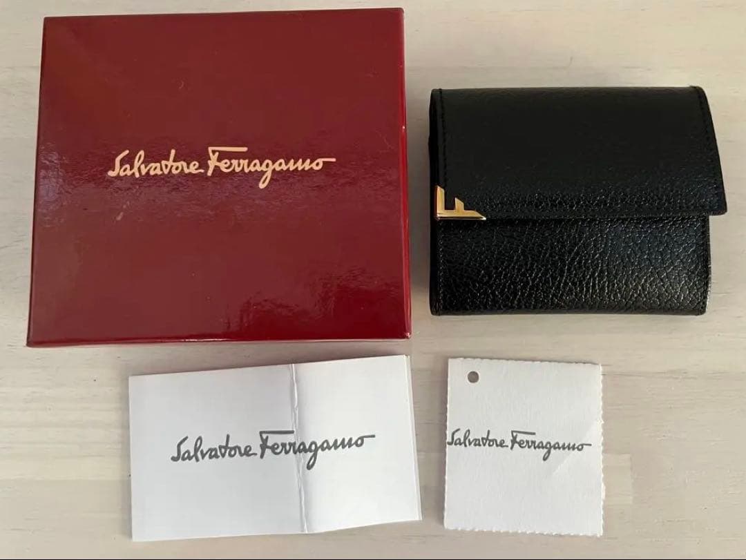 【新品未使用箱有り】　サルヴァトーレフェラガモ　ケース　黒