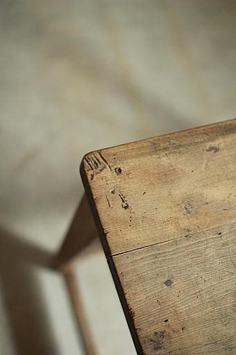 古く味のある小学校の机　木製