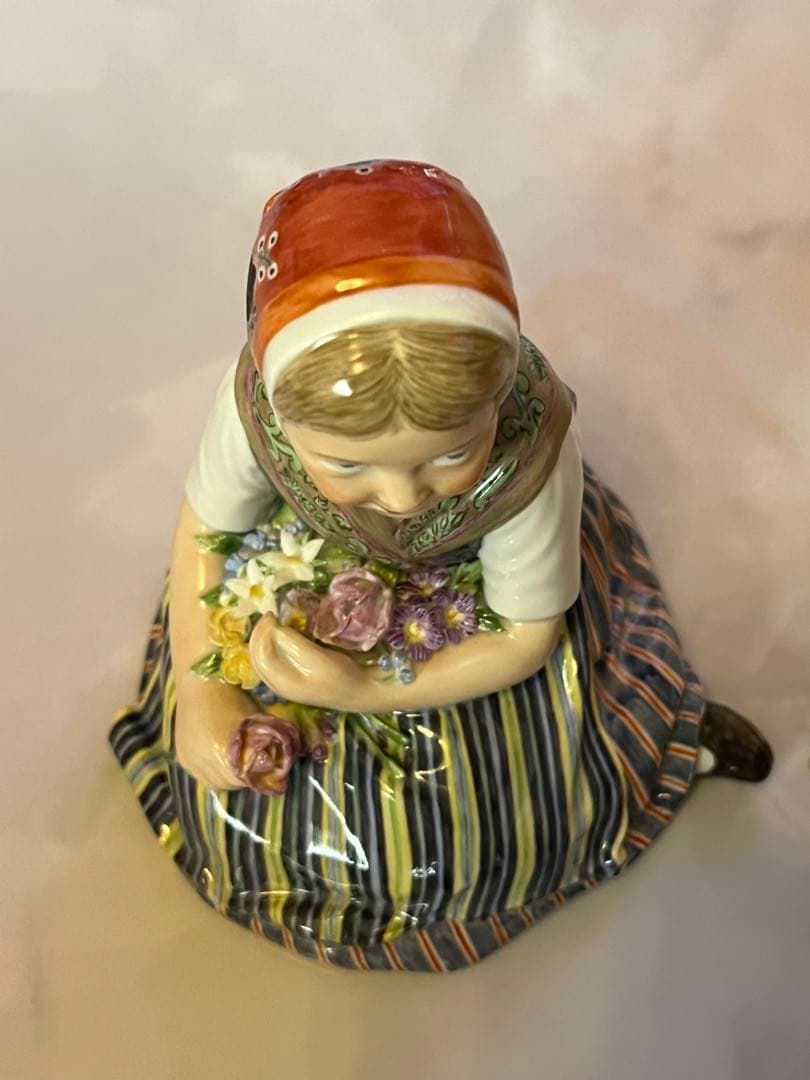 ロイヤルコペンハーゲン　民族衣装シリーズ　女の子　②