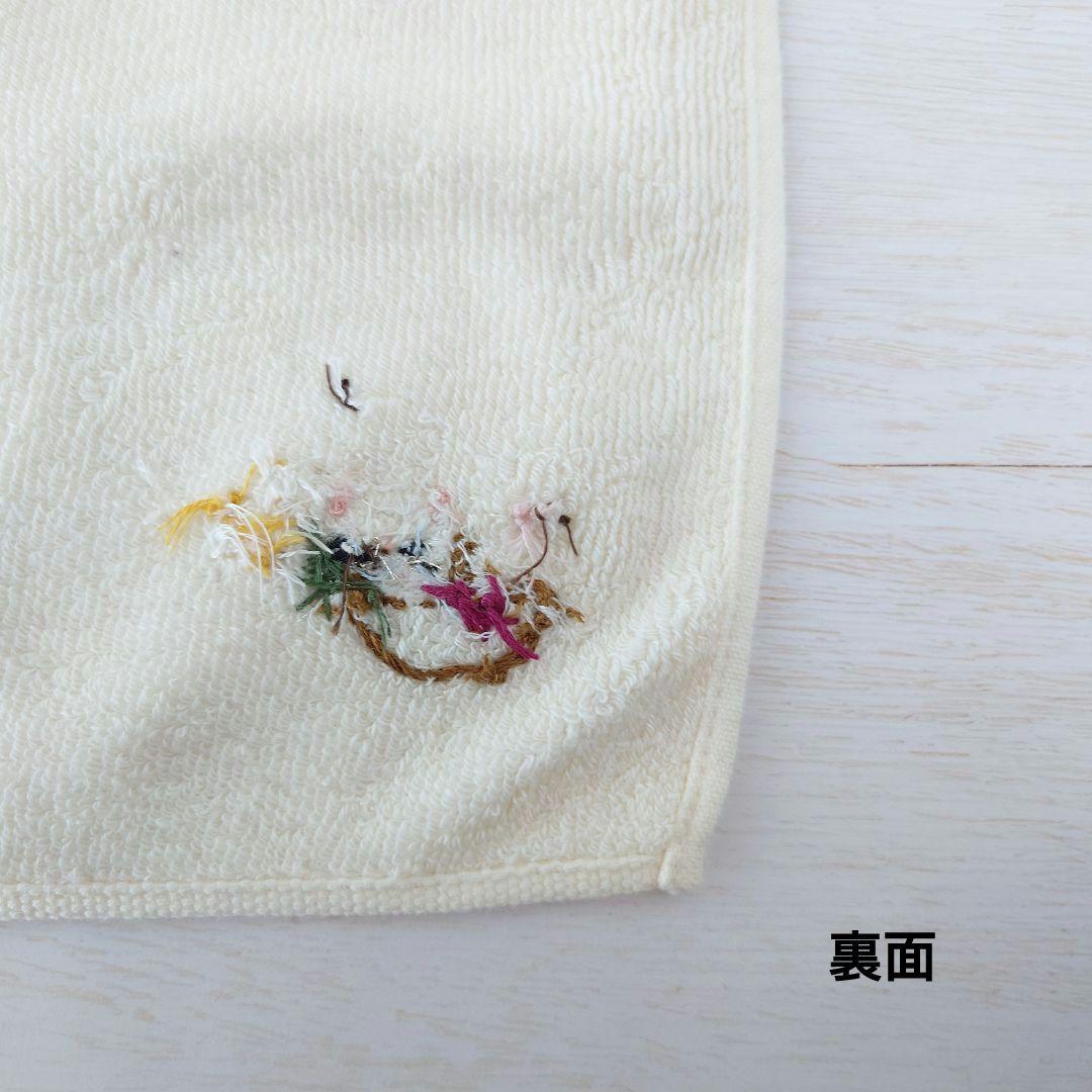 手刺繍入ちっちゃな タオルハンカチ【白猫とフラワーバスケット】