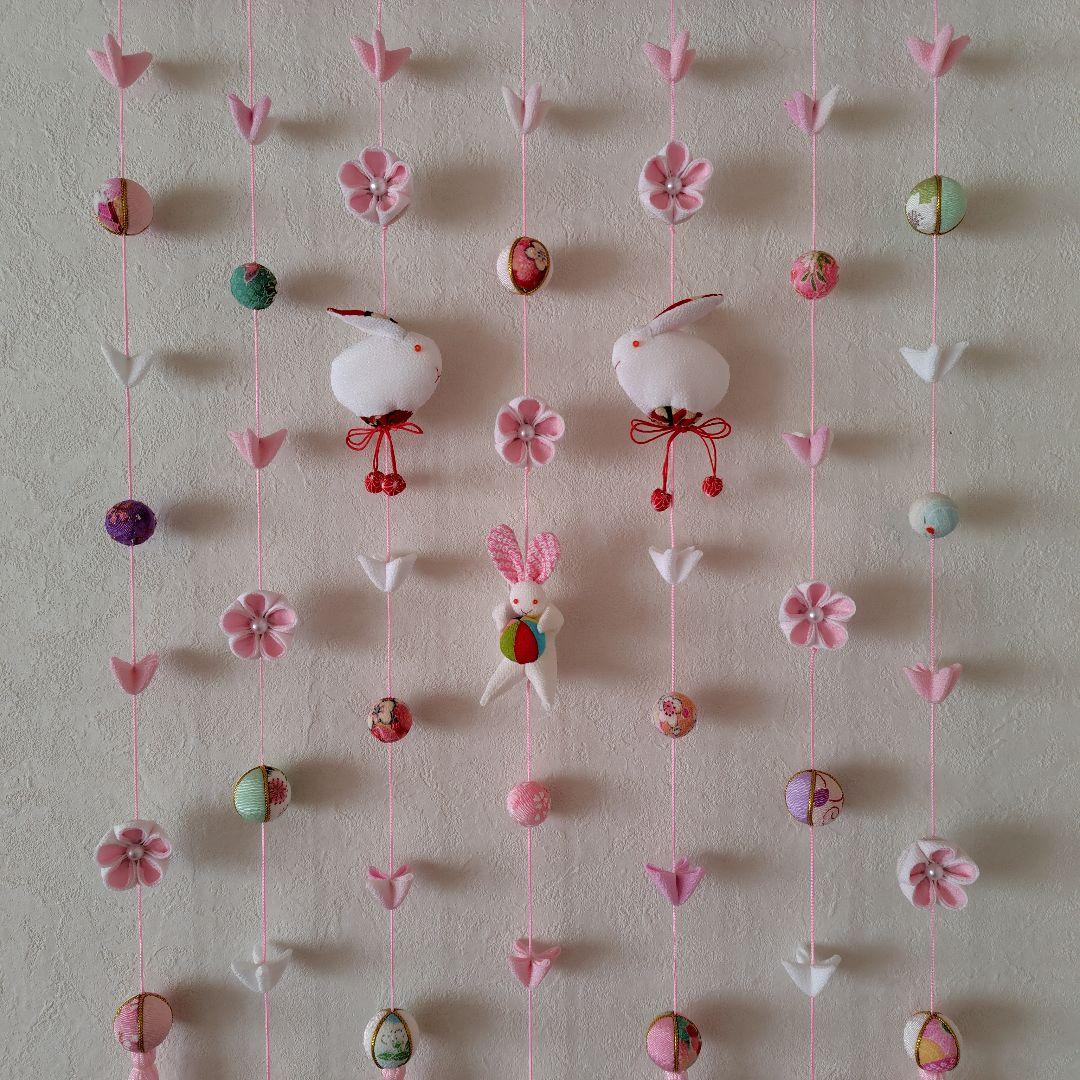 ちりめん細工　お花とまりとうさぎの下げ飾り