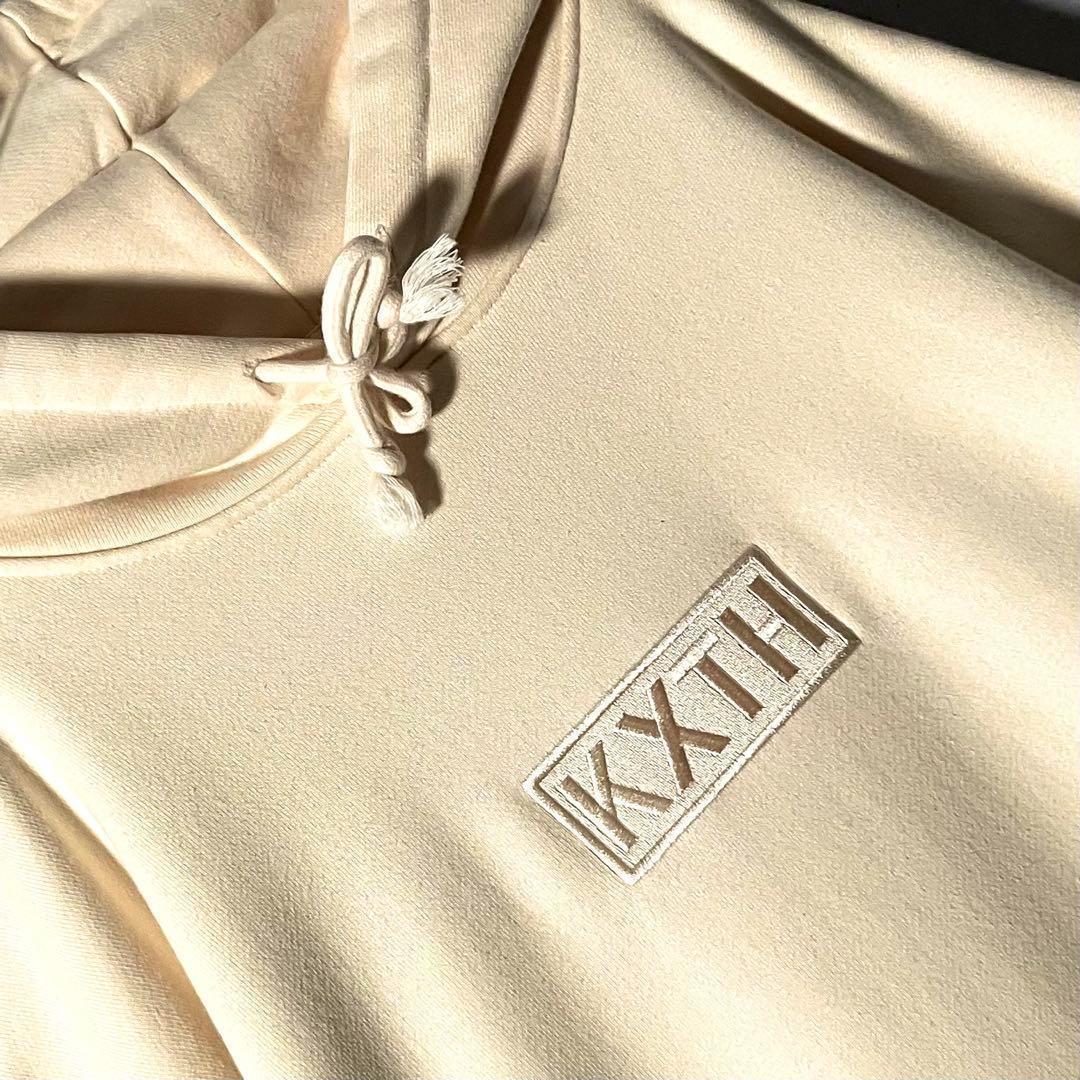 【美品】KITHキス☆刺繍ボックスロゴスウェットパーカーLクリーム