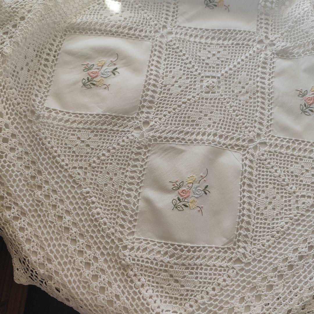 イギリスヴィンテージ　クロッシェ編みレース　色糸刺繍パネル　マルチカバー