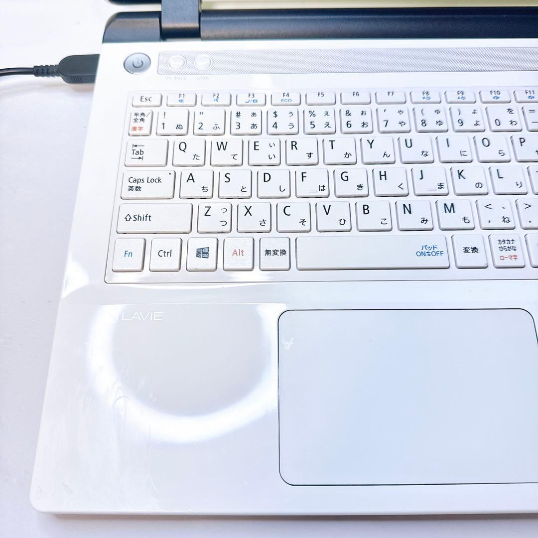 真っ白かわいい❤️女性に大人気❤️薄型初心者向けノートパソコン❤️Windows11❤️