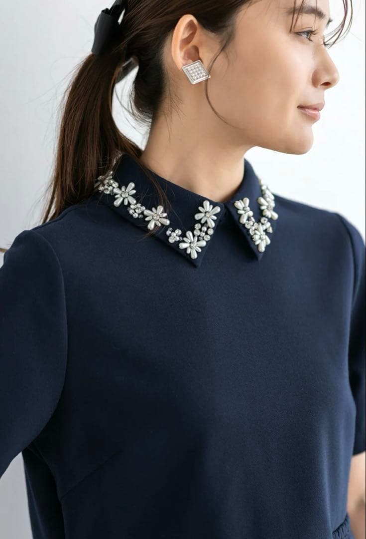 アメノチハレ　ビジュー襟ブラウス　ネイビー