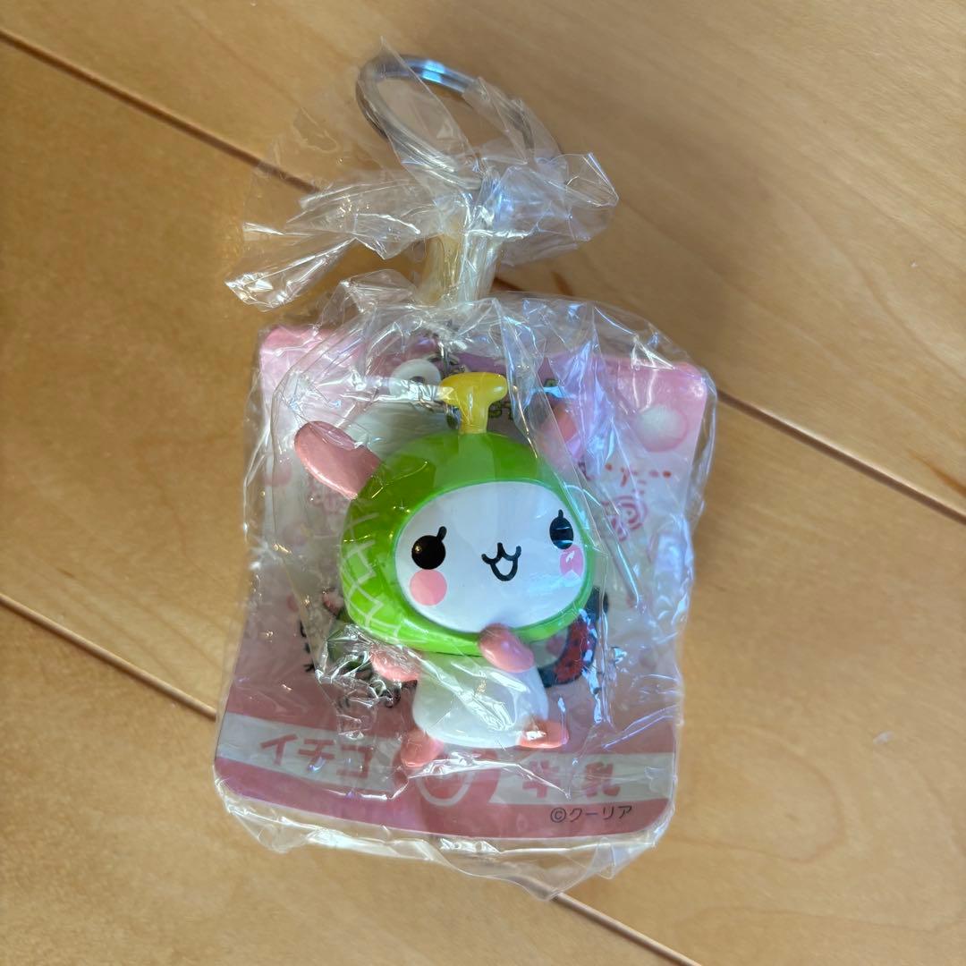 いちご牛乳 キーチェーンフィギュア　こうさぎ　平成レトロ　キーホルダー　レア