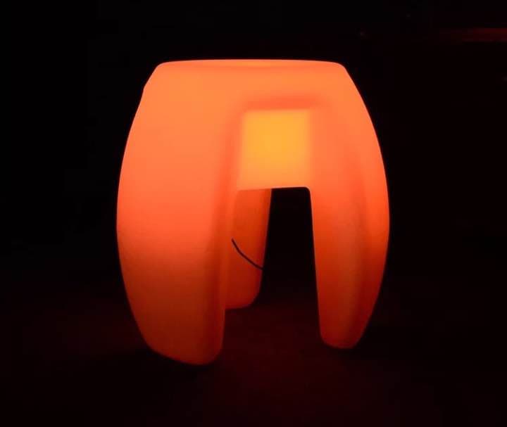 最後の一つ なんか変な形の椅子 光る！