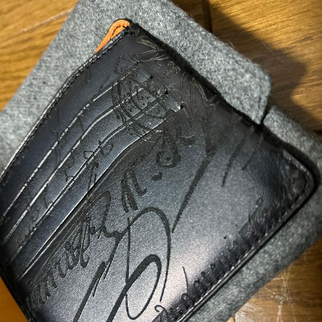 ベルルッティ ブラックレザー二つ折り財布