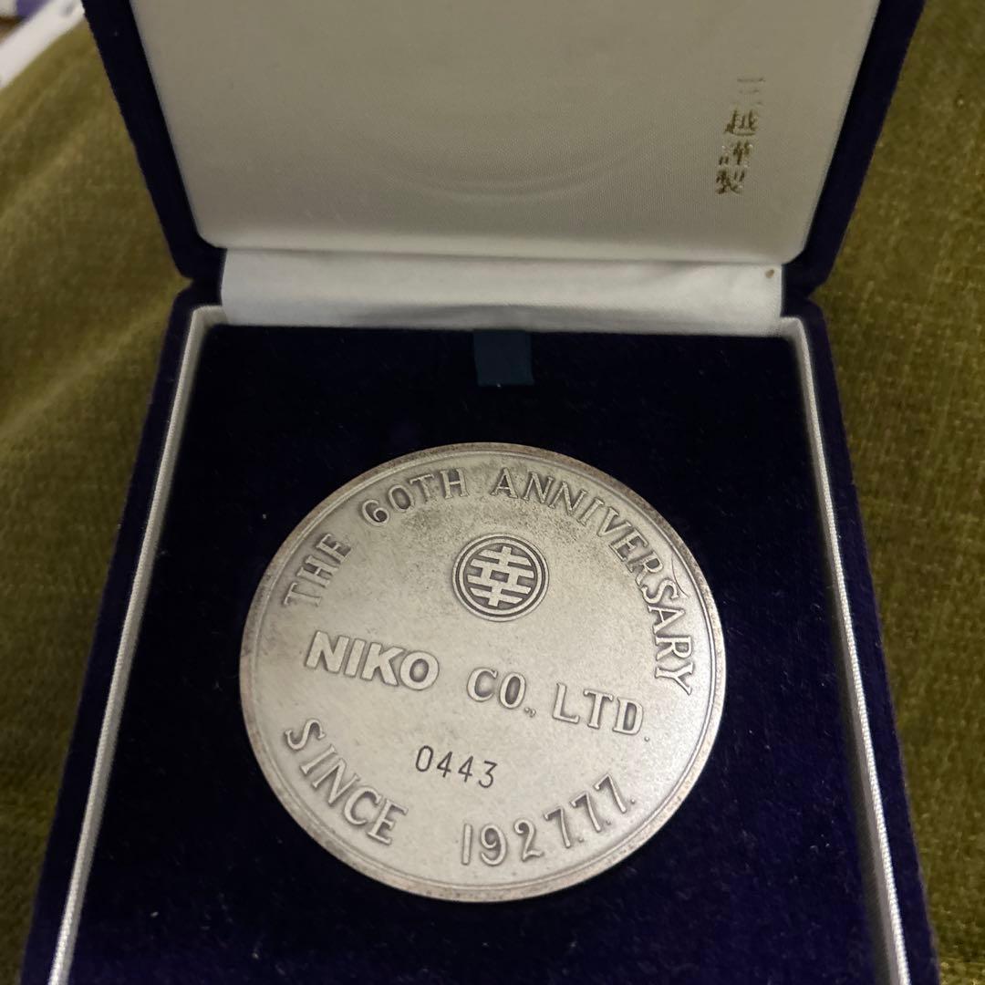 メダル 二人の人物 浮彫り　三越