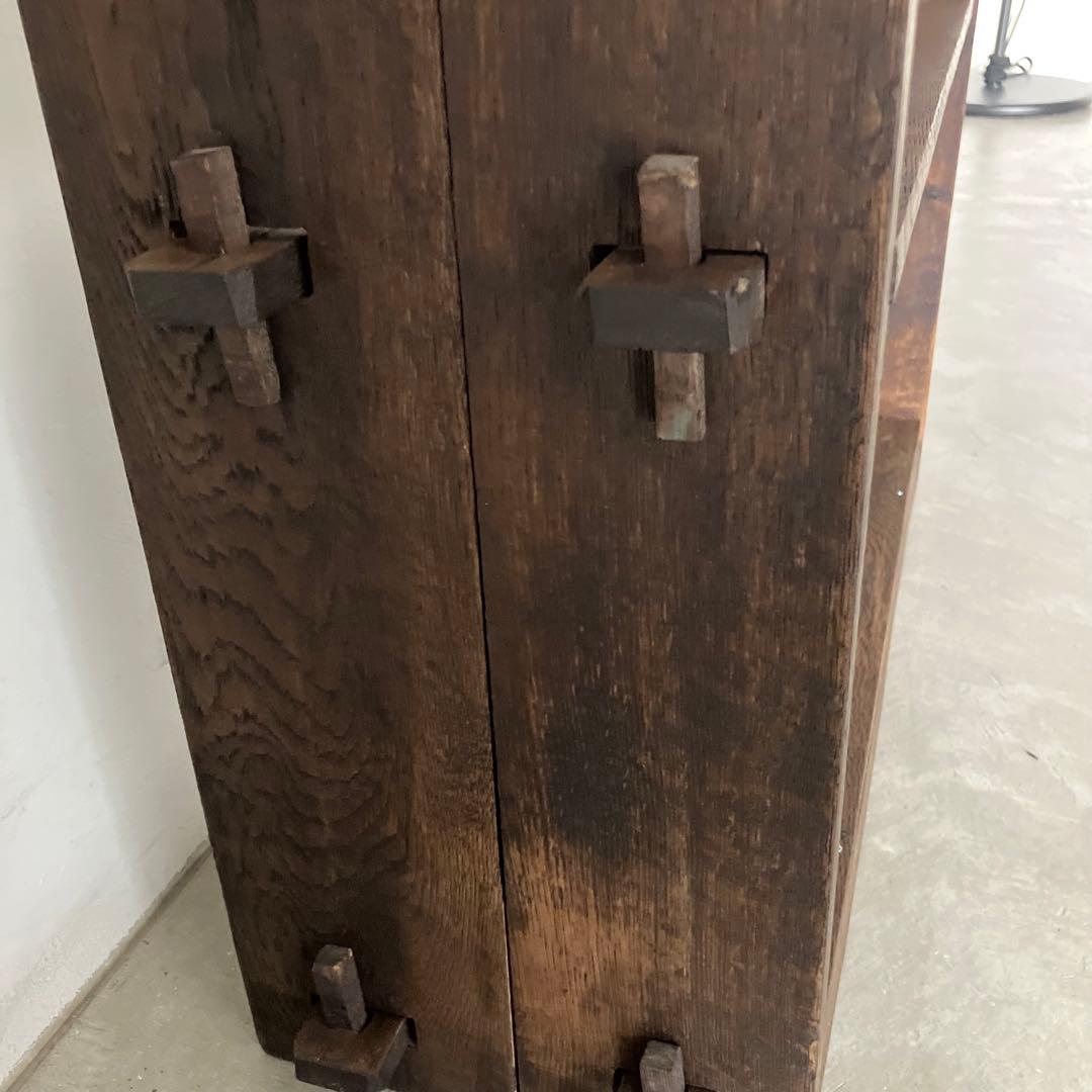 古い木製の楔棚