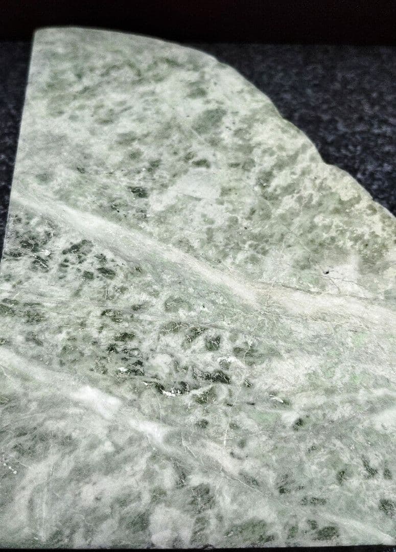 ★翡翠原石★糸魚川硬玉【姫川・転石・川ズレ・スライス0.6kg】