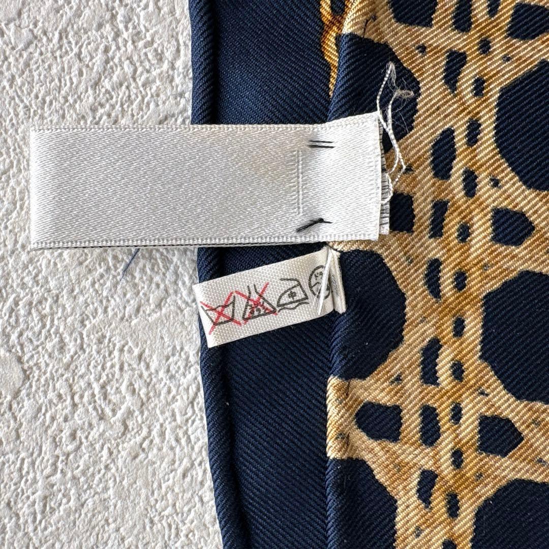 Christian Dior シルクバンダナ　青金等艶やかカラー　大判