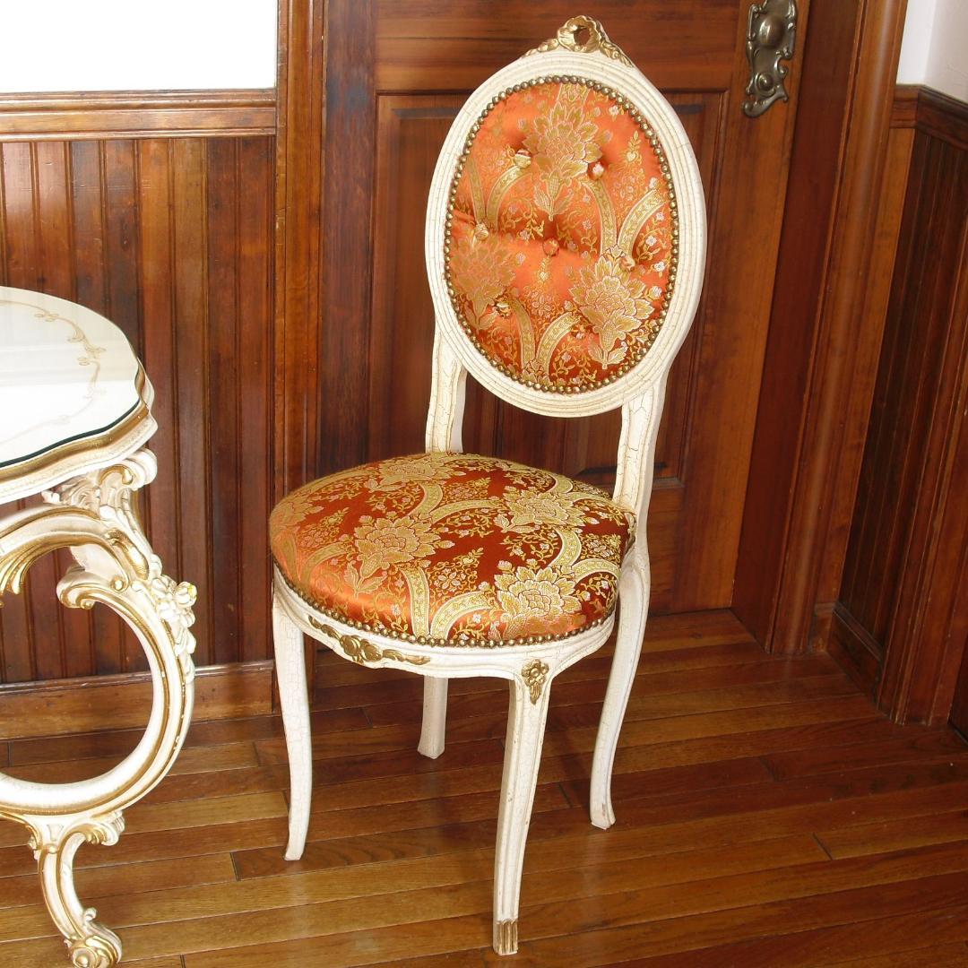 ②イタリア製ホワイトクラック塗装 姫椅子☆猫脚・ボタン留め・真鍮鋲打ち☆張替済み