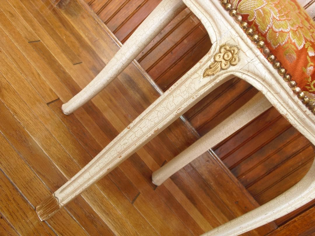 ②イタリア製ホワイトクラック塗装 姫椅子☆猫脚・ボタン留め・真鍮鋲打ち☆張替済み