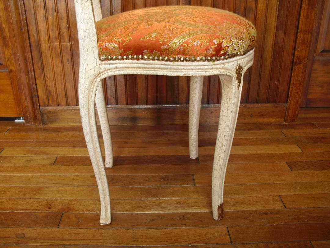 ②イタリア製ホワイトクラック塗装 姫椅子☆猫脚・ボタン留め・真鍮鋲打ち☆張替済み