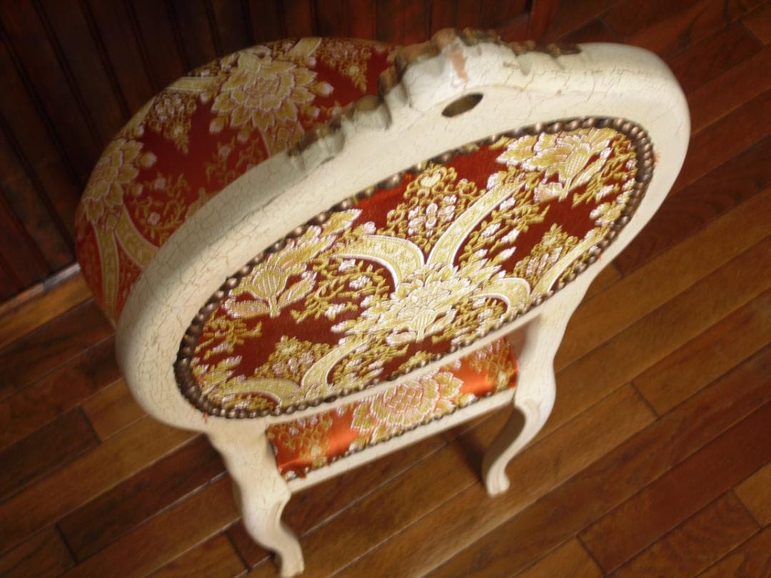 ②イタリア製ホワイトクラック塗装 姫椅子☆猫脚・ボタン留め・真鍮鋲打ち☆張替済み