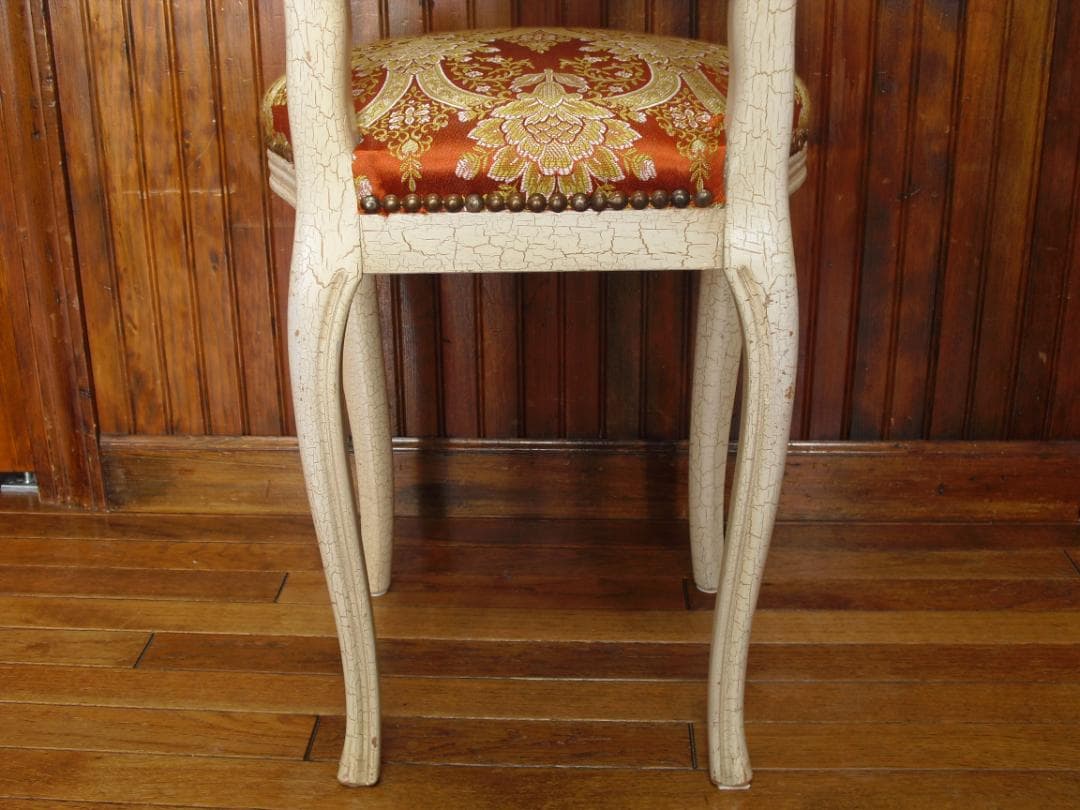 ②イタリア製ホワイトクラック塗装 姫椅子☆猫脚・ボタン留め・真鍮鋲打ち☆張替済み