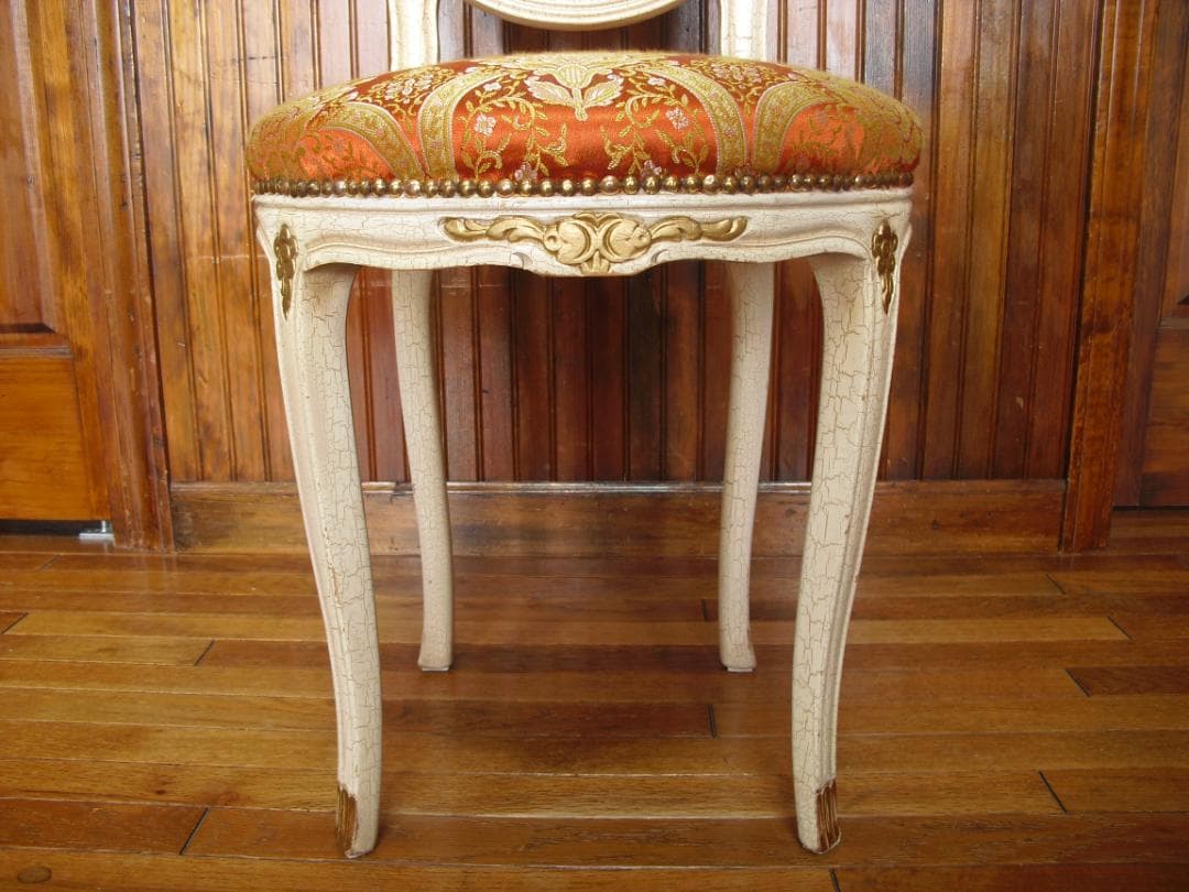 ②イタリア製ホワイトクラック塗装 姫椅子☆猫脚・ボタン留め・真鍮鋲打ち☆張替済み