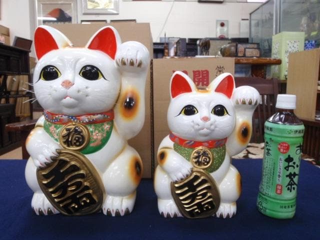 布団付♪新品！高さ26cm♪国産 常滑焼 招き猫 商売繁盛 貯金箱/黒、特大あり