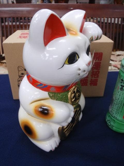 布団付♪新品！高さ26cm♪国産 常滑焼 招き猫 商売繁盛 貯金箱/黒、特大あり