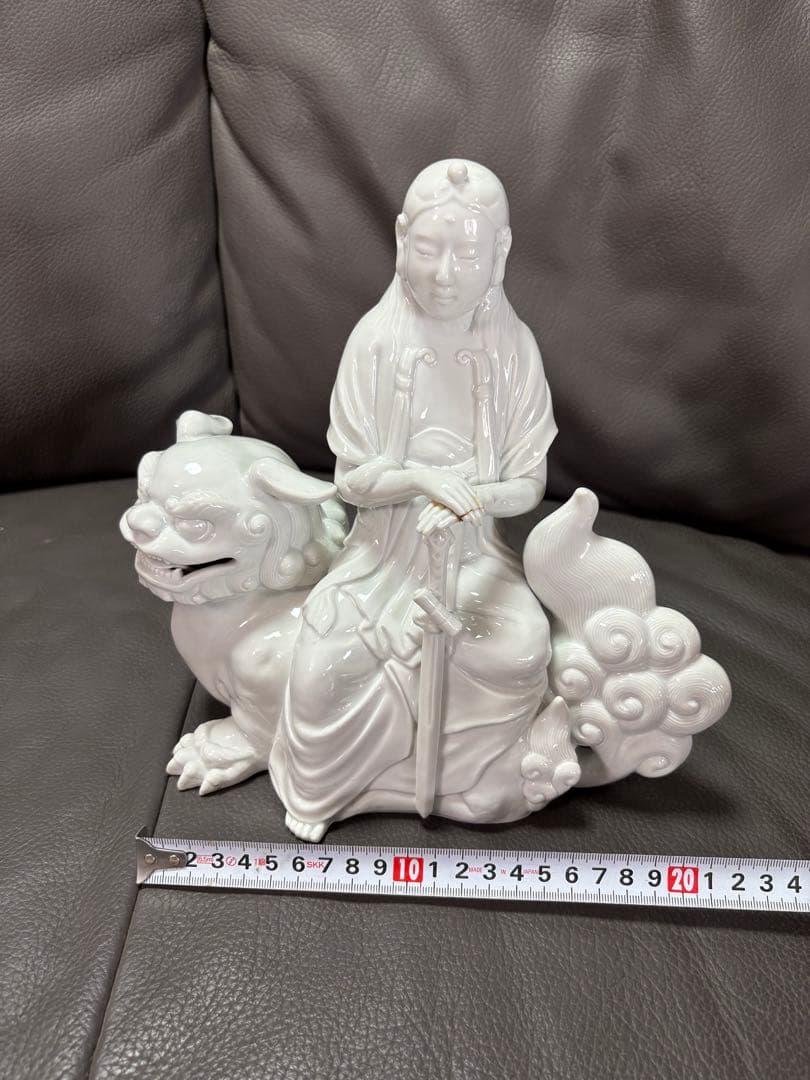 獅子　置物　獅子に乗った観音様