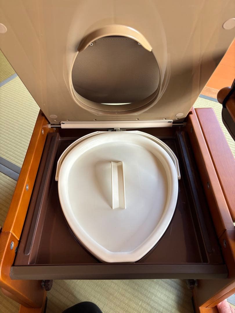 【未使用】uchie ウチエ　 介護　家具調ポータブルトイレ