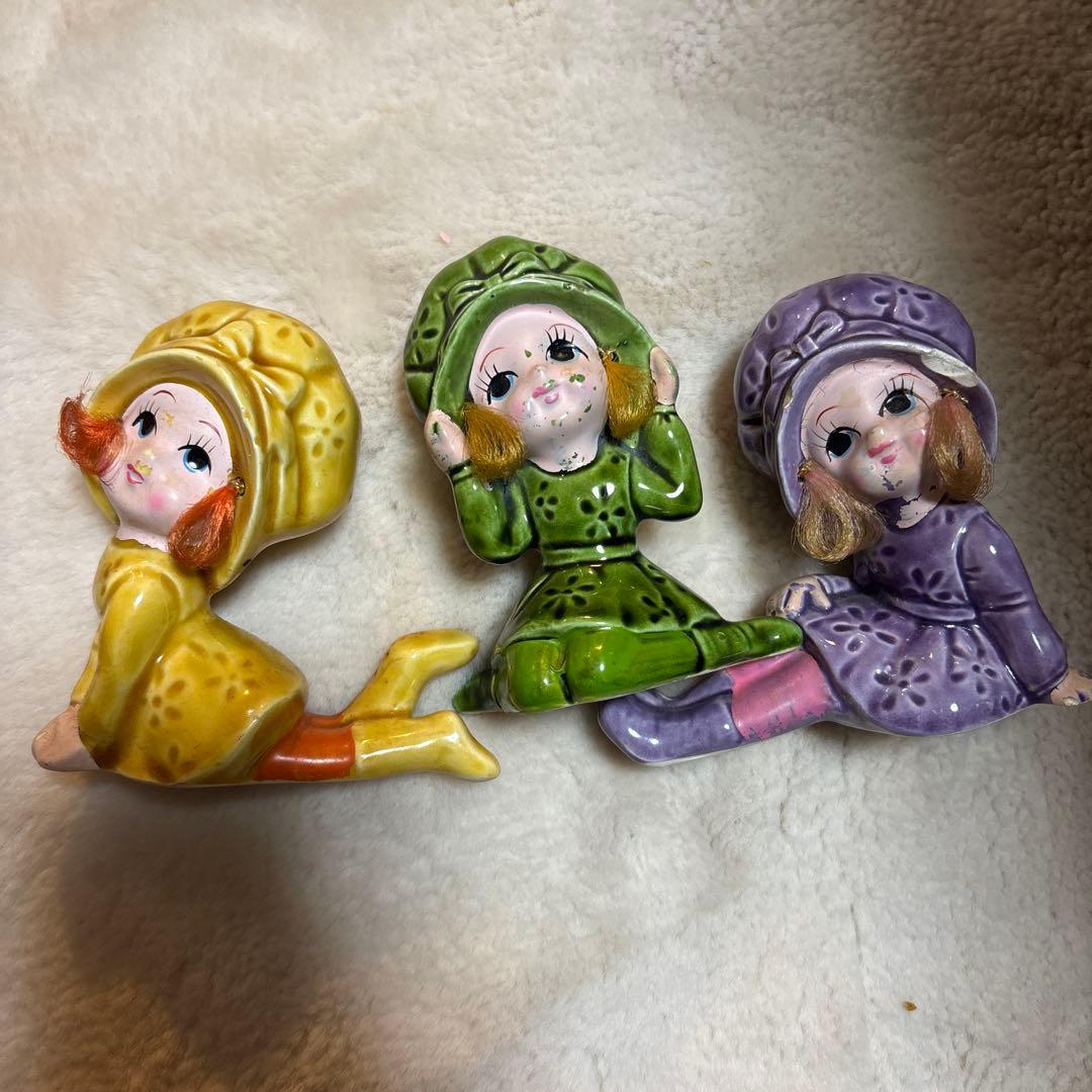 カラフルな陶器製子供の人形3体セット