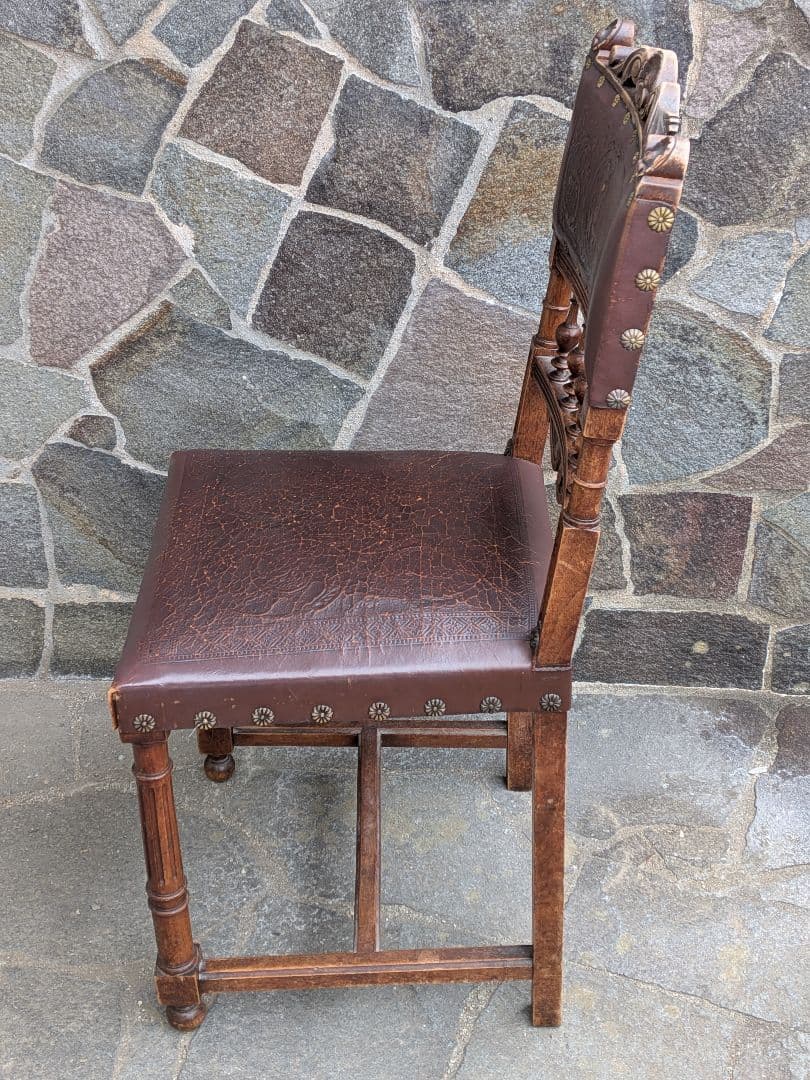 フランスのアンリ2世様式のアンティークチェアです。