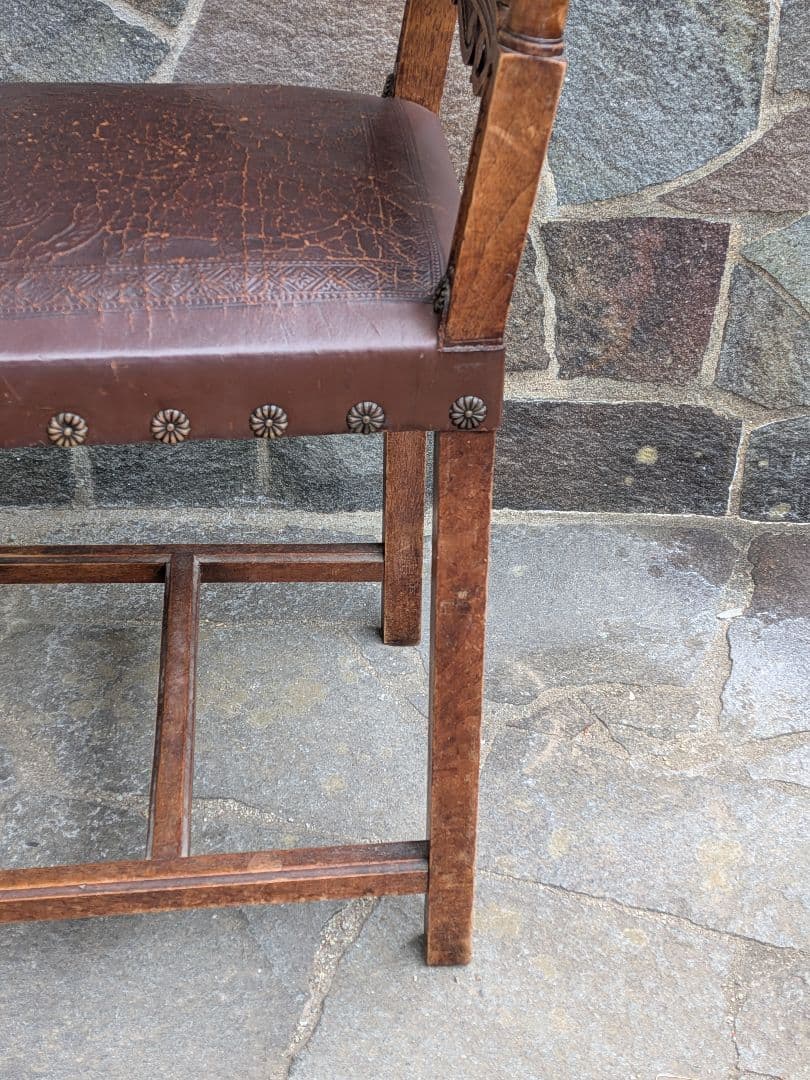 フランスのアンリ2世様式のアンティークチェアです。