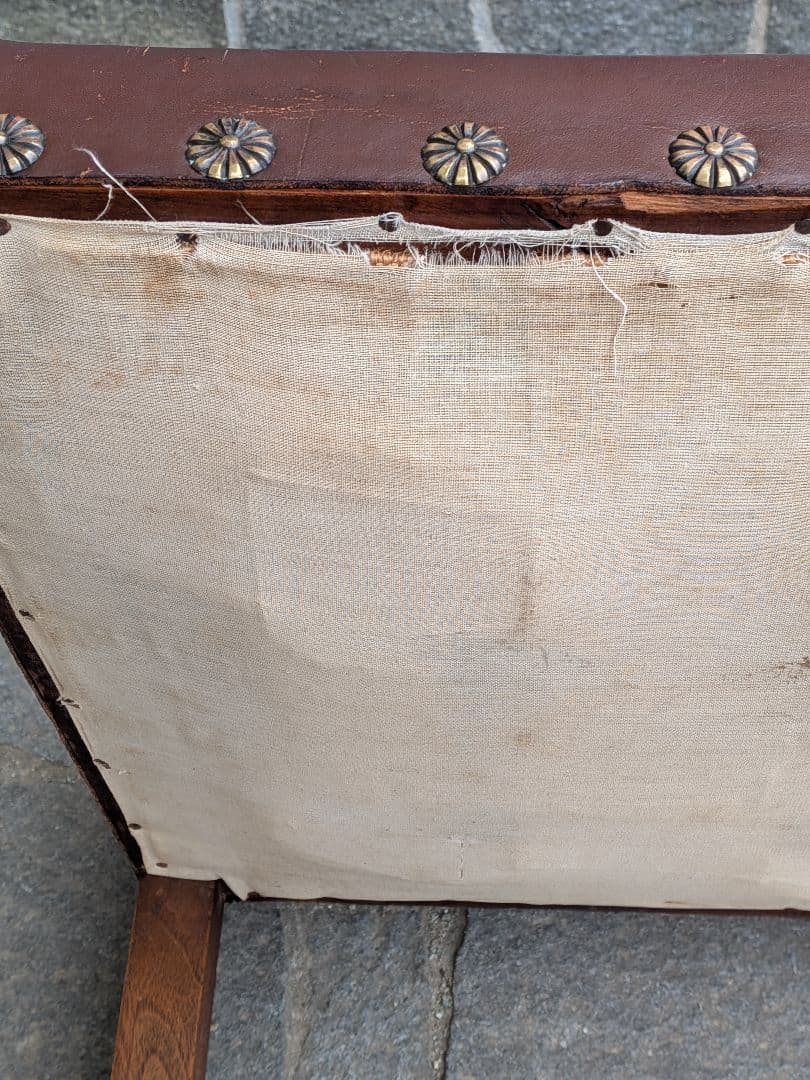 フランスのアンリ2世様式のアンティークチェアです。