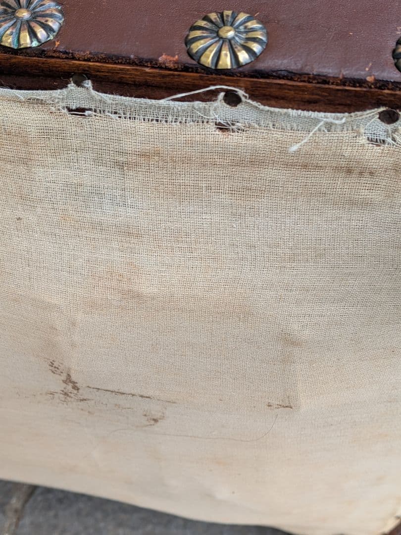 フランスのアンリ2世様式のアンティークチェアです。