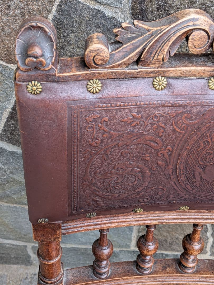 フランスのアンリ2世様式のアンティークチェアです。