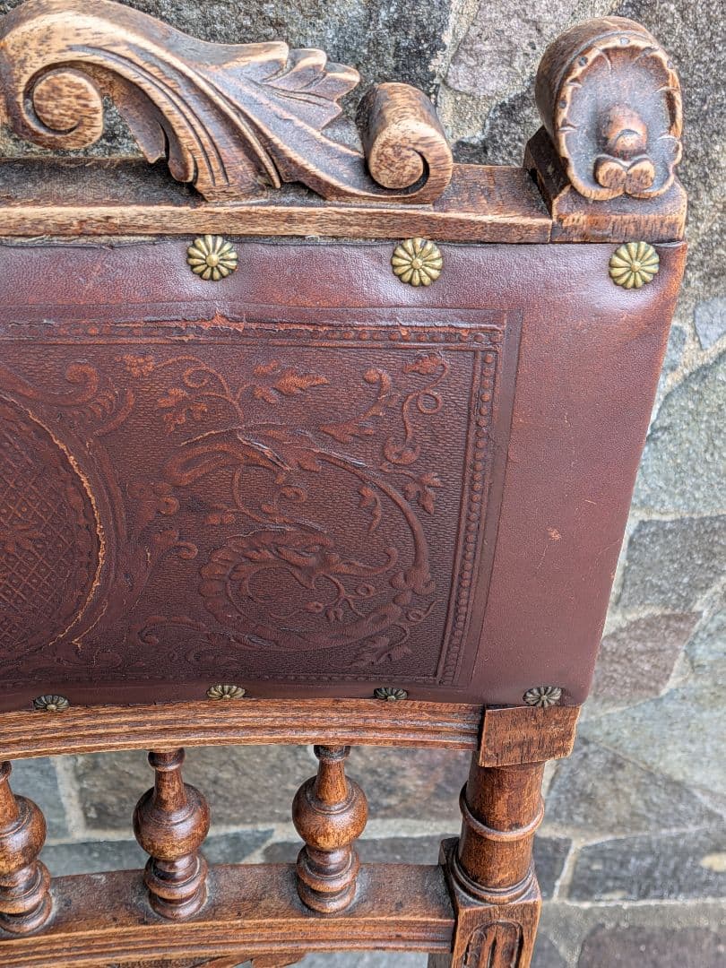 フランスのアンリ2世様式のアンティークチェアです。