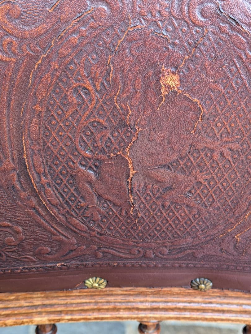 フランスのアンリ2世様式のアンティークチェアです。