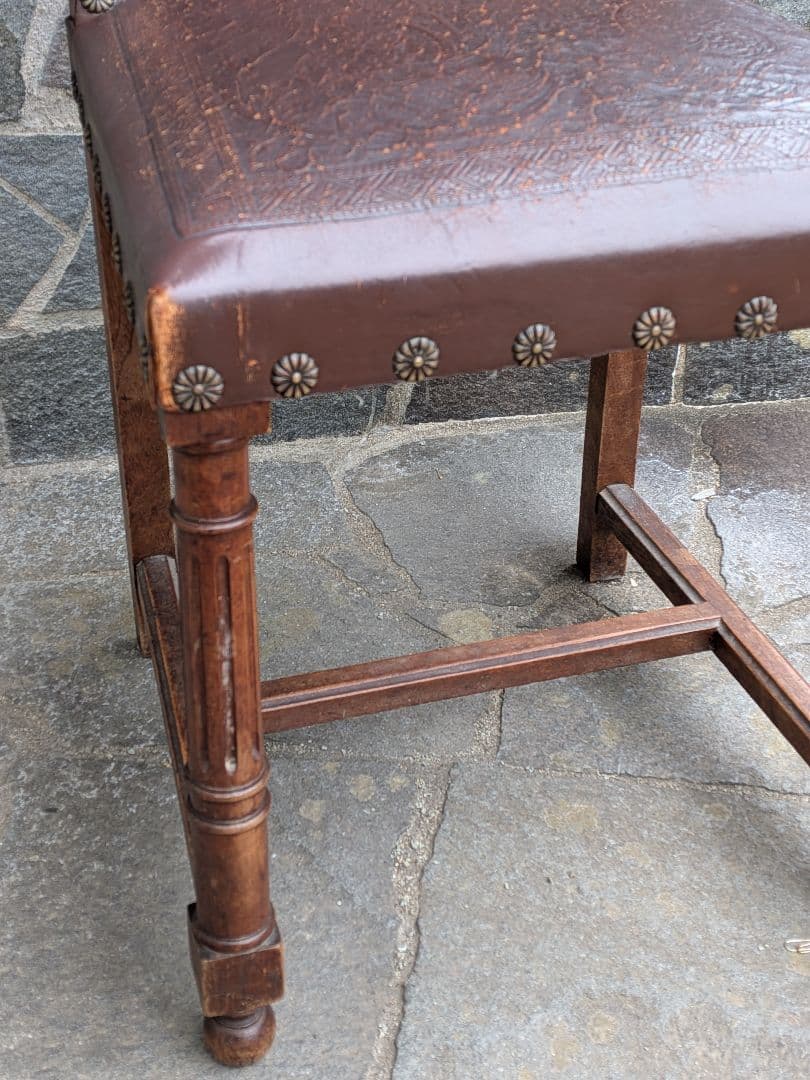 フランスのアンリ2世様式のアンティークチェアです。