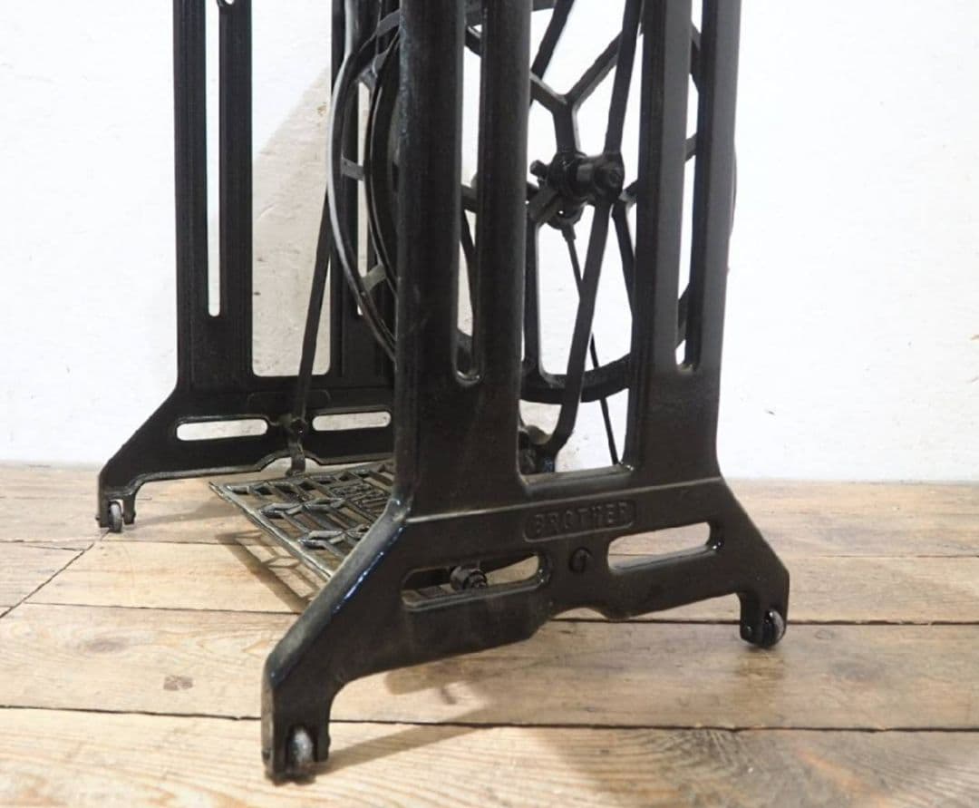 1063　黒ペンキのミシンテーブル　デスク　古家具　レトロ　リメイク　ビンテージ