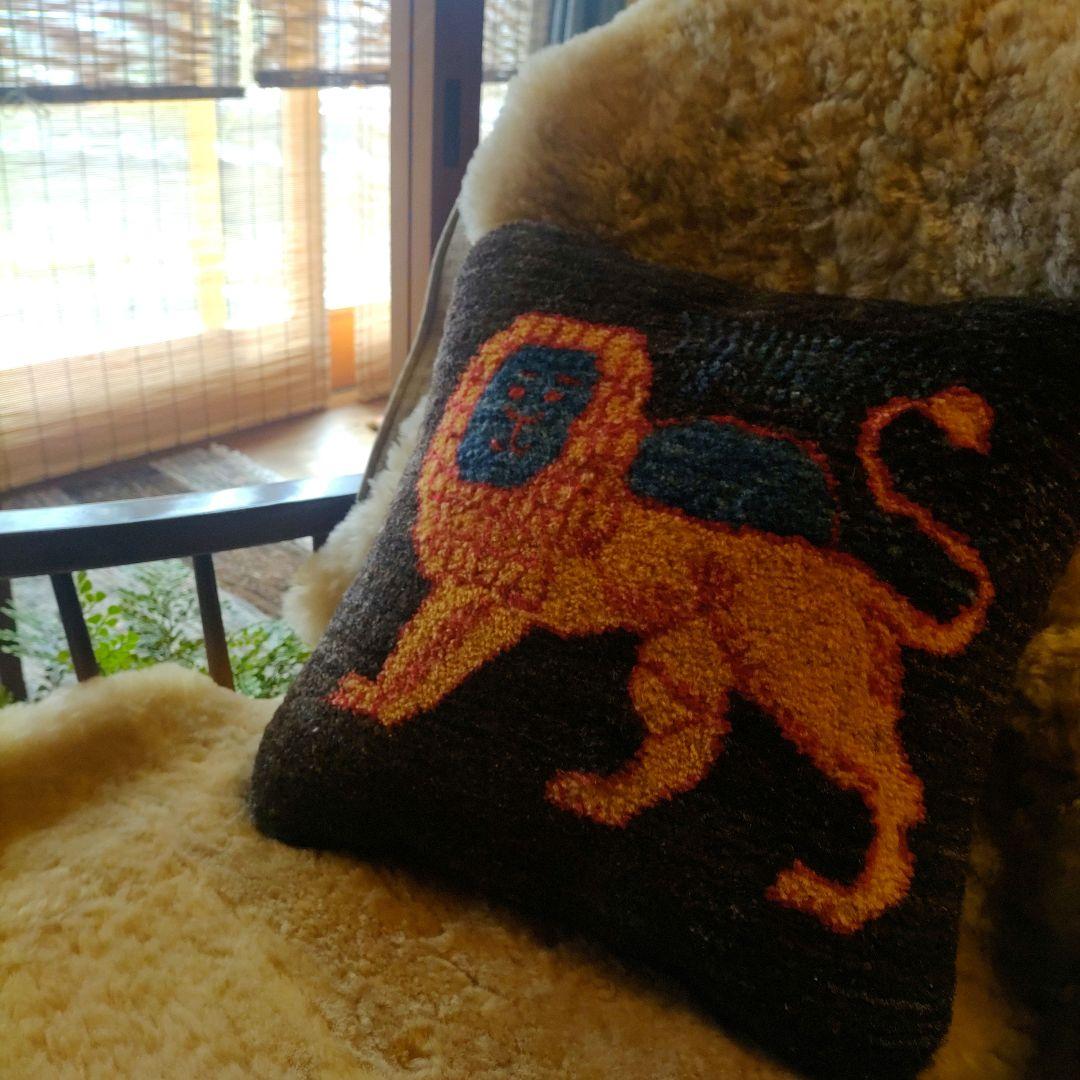 ライオンギャッベクッション 手織り 草木染 イラン シラーズ カシュクリ