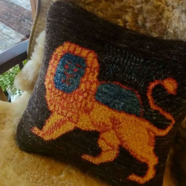 ライオンギャッベクッション 手織り 草木染 イラン シラーズ カシュクリ