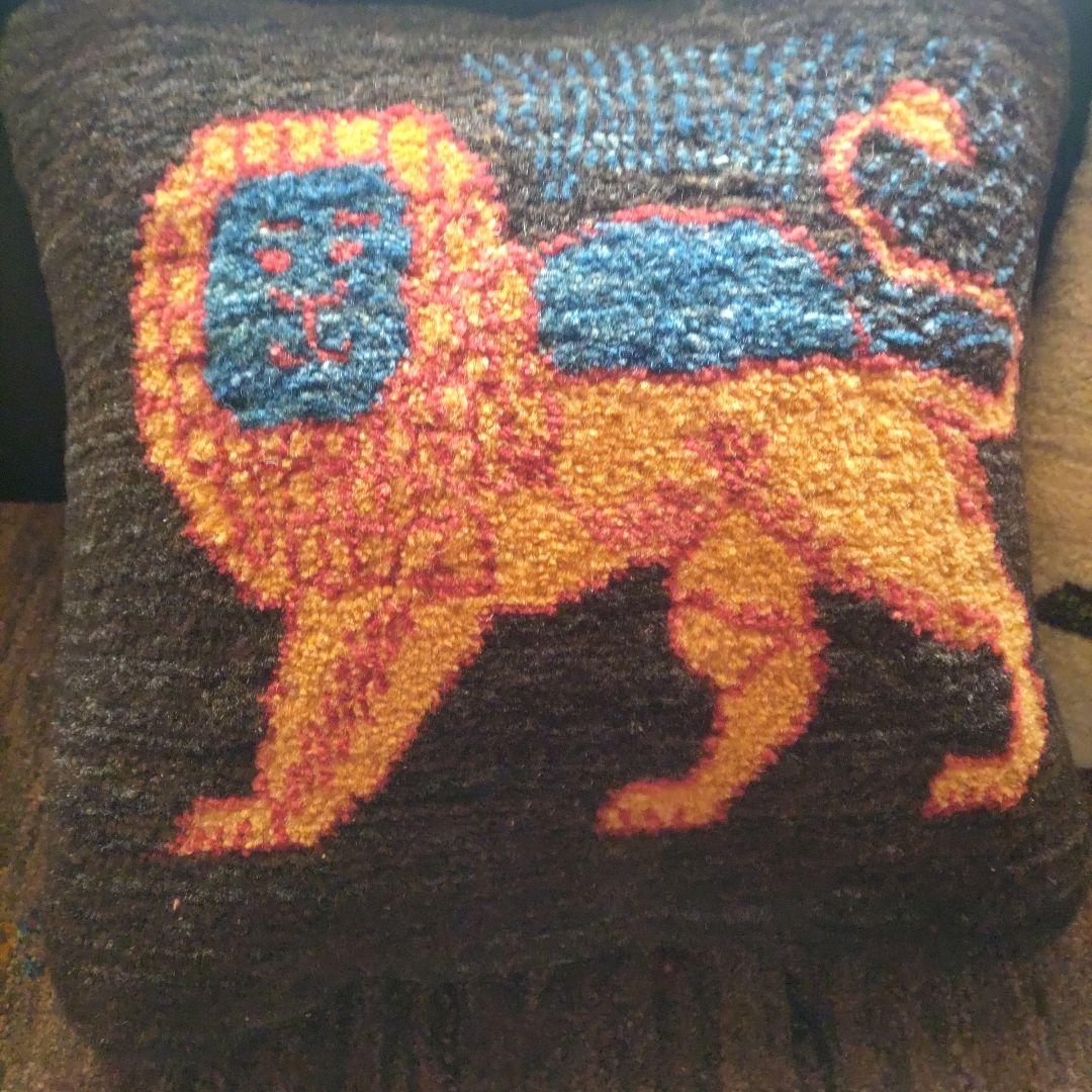 ライオンギャッベクッション 手織り 草木染 イラン シラーズ カシュクリ