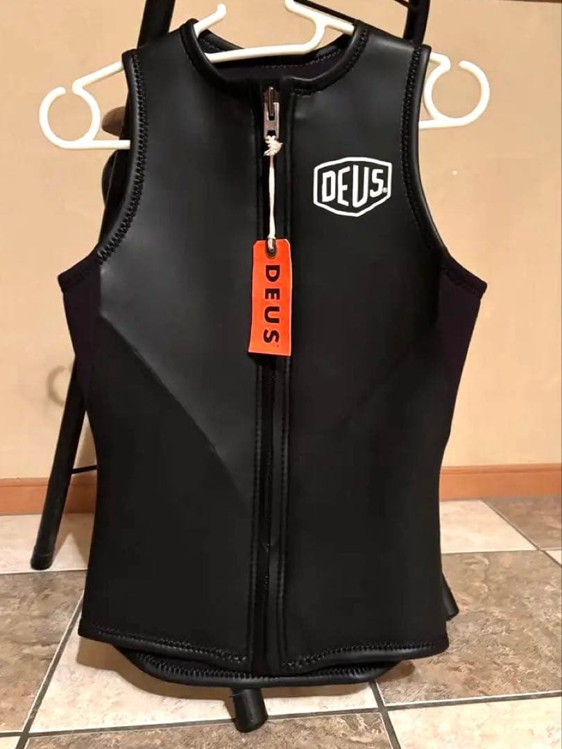 DEUS フロントジッパー ウェットスーツベスト 黒