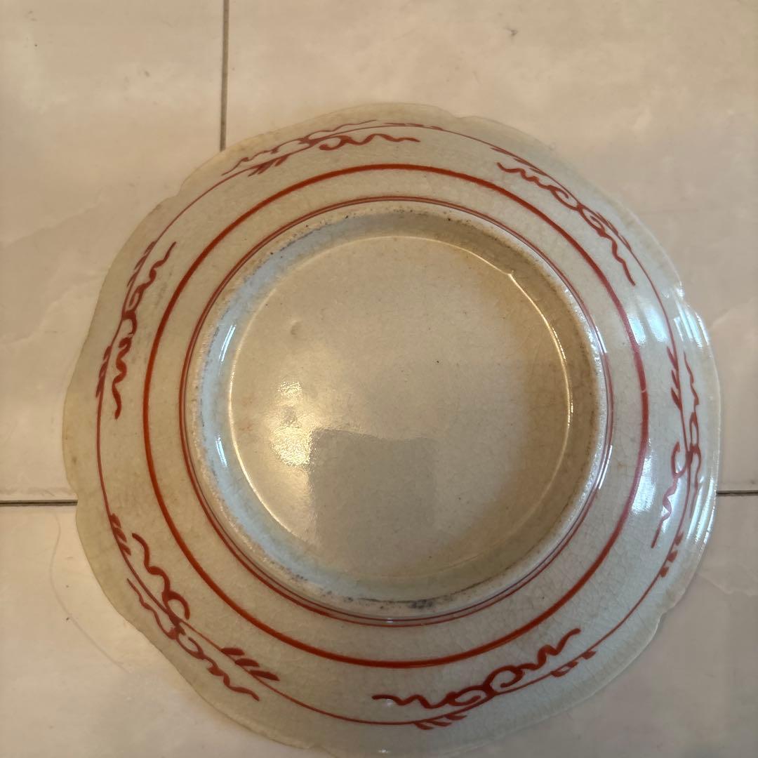 九谷焼アンティーク江戸後期　手描きの鶴や雲、幾何学模様が芸術的な九谷焼の赤絵