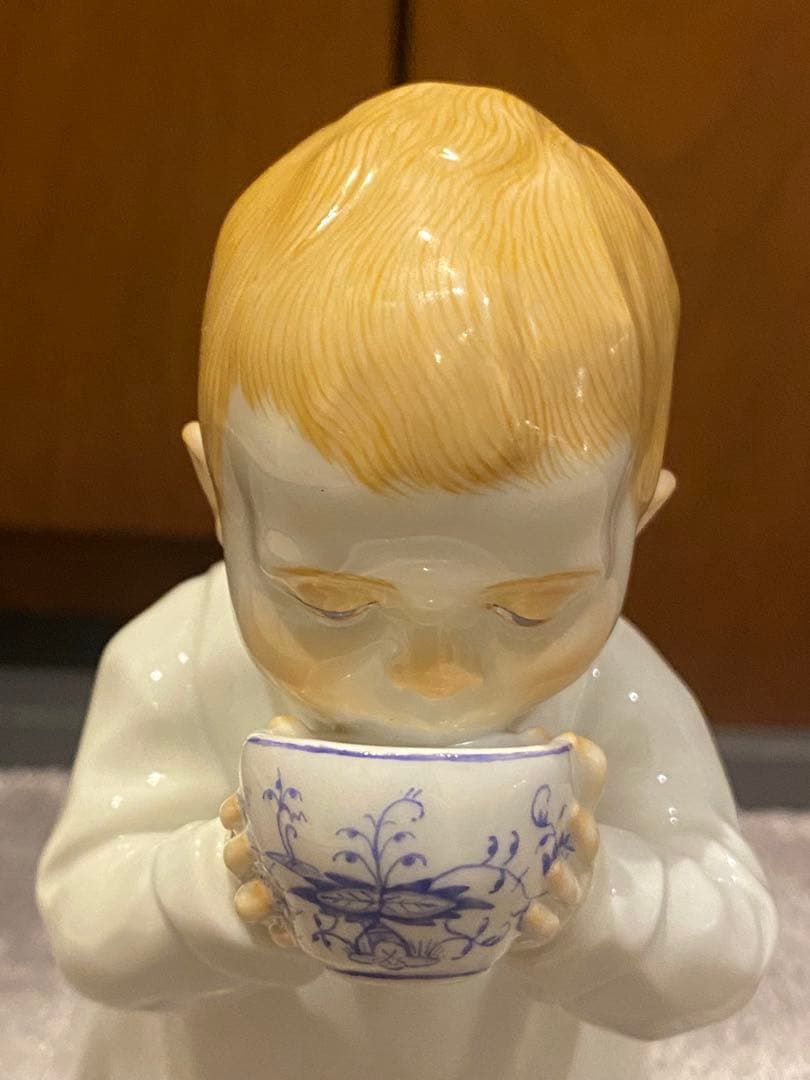 マイセン　ヘンチェル　子供　ミルクを飲む男の子　ブルーオニオン