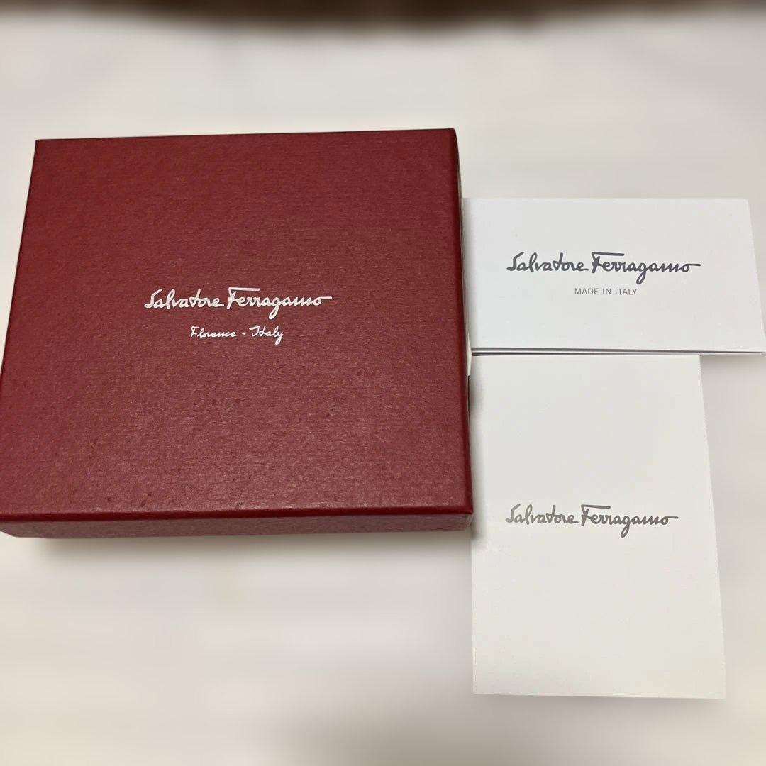 未使用に近いフェラガモ二つ折り財布