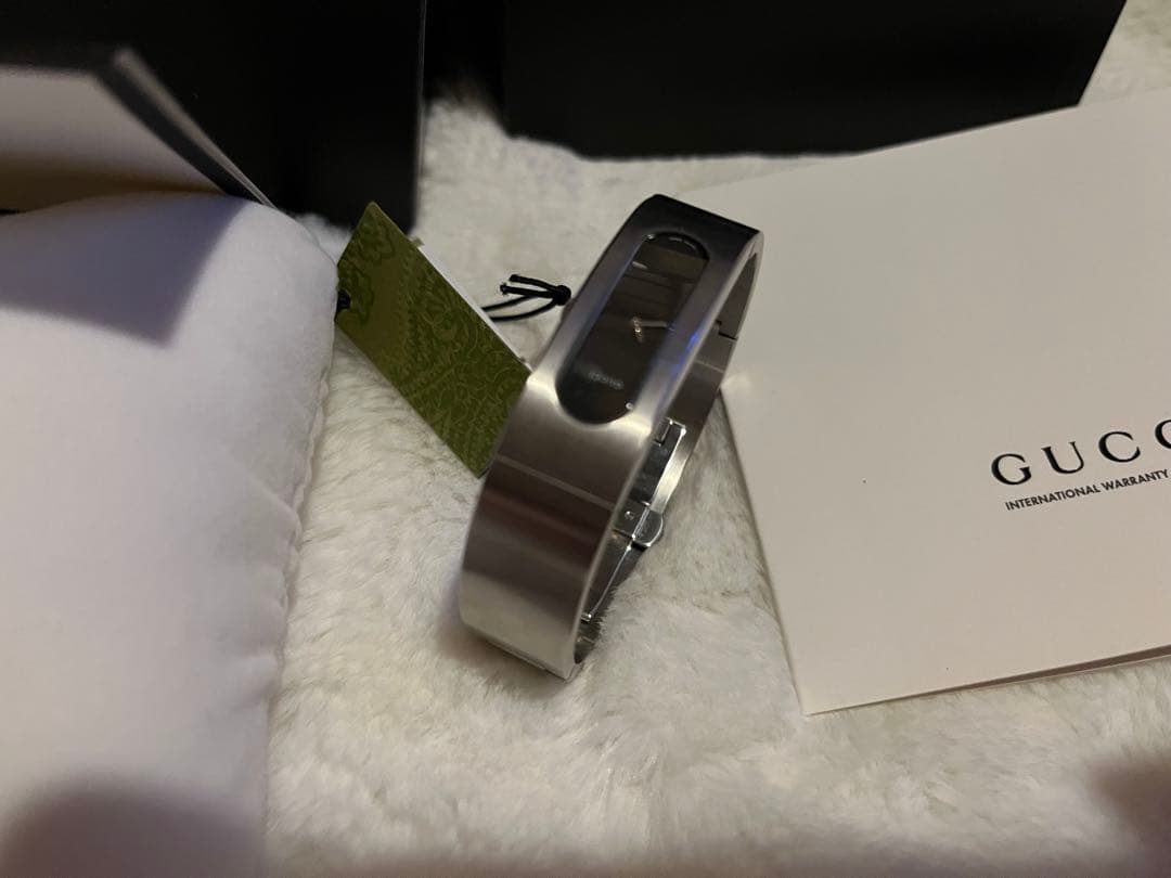 GUCCI レディースバングルウォッチ 2400S シルバーバングル