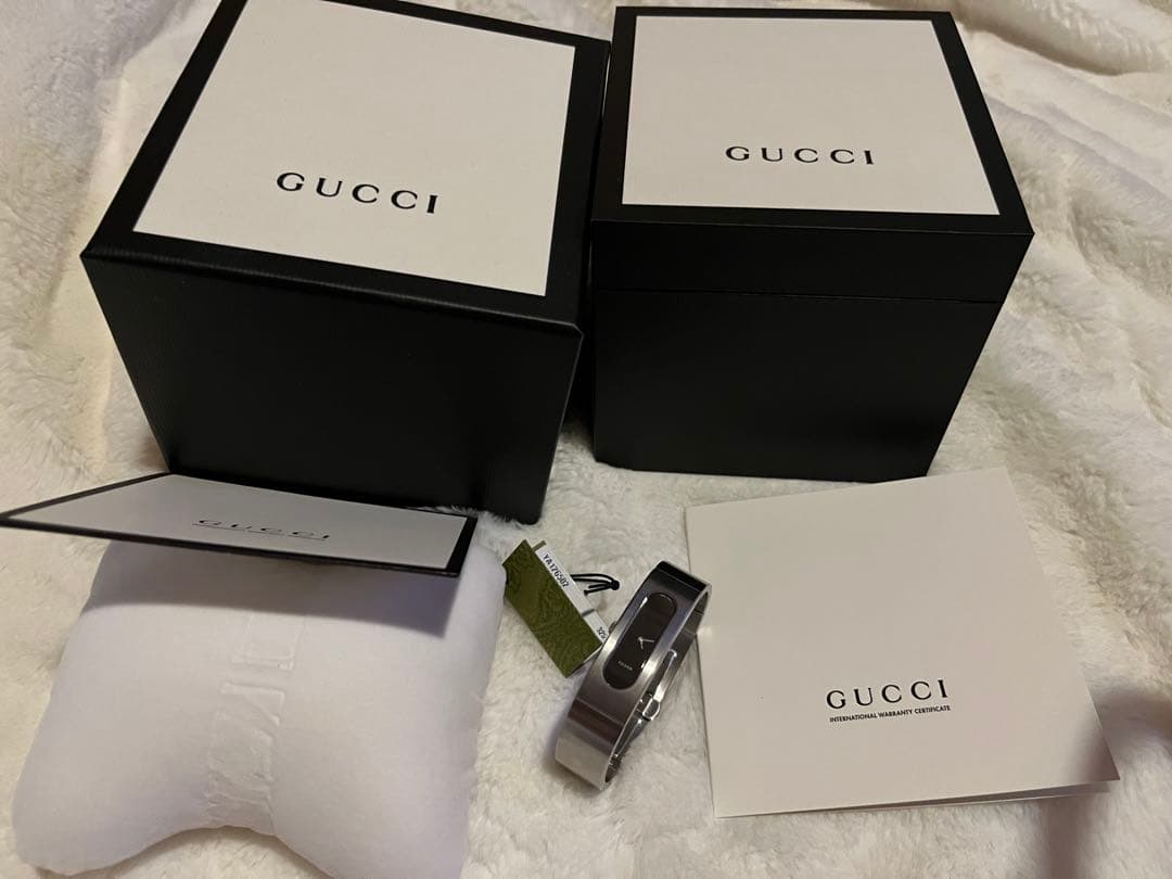 GUCCI レディースバングルウォッチ 2400S シルバーバングル