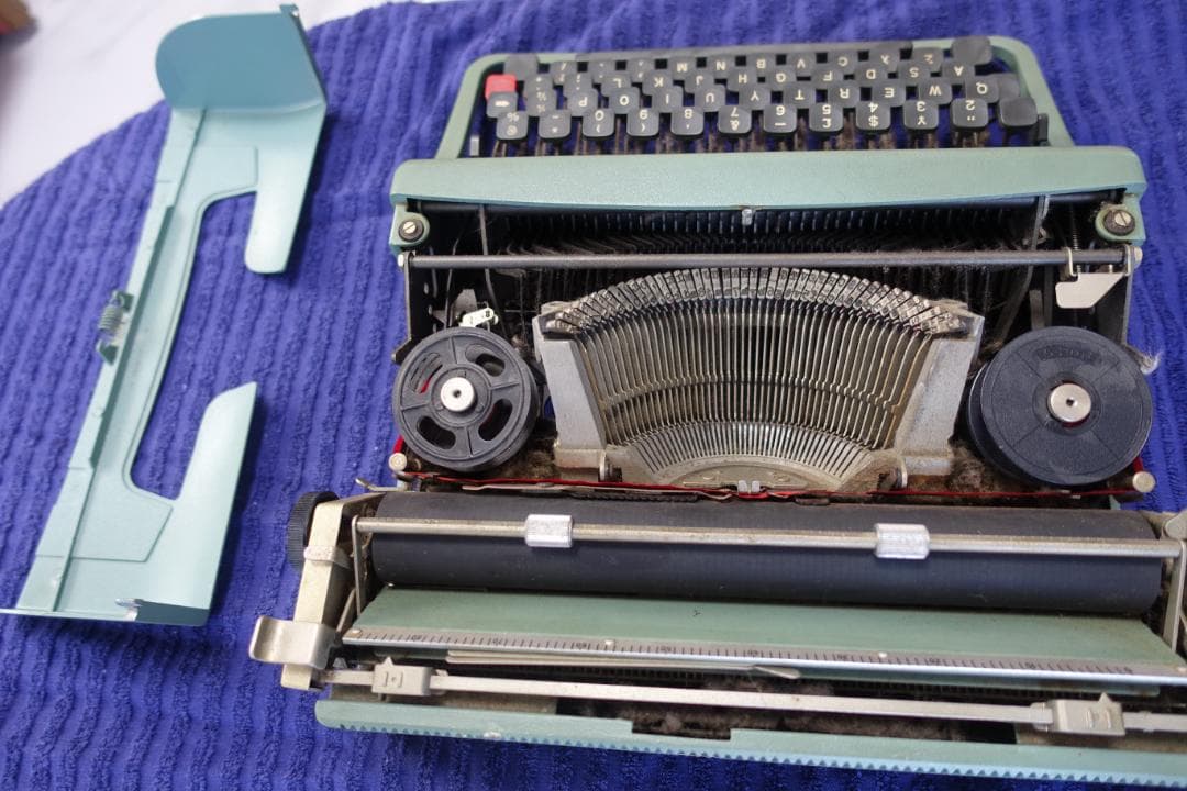 Olivetti Lettera 32 タイプライター グリーン